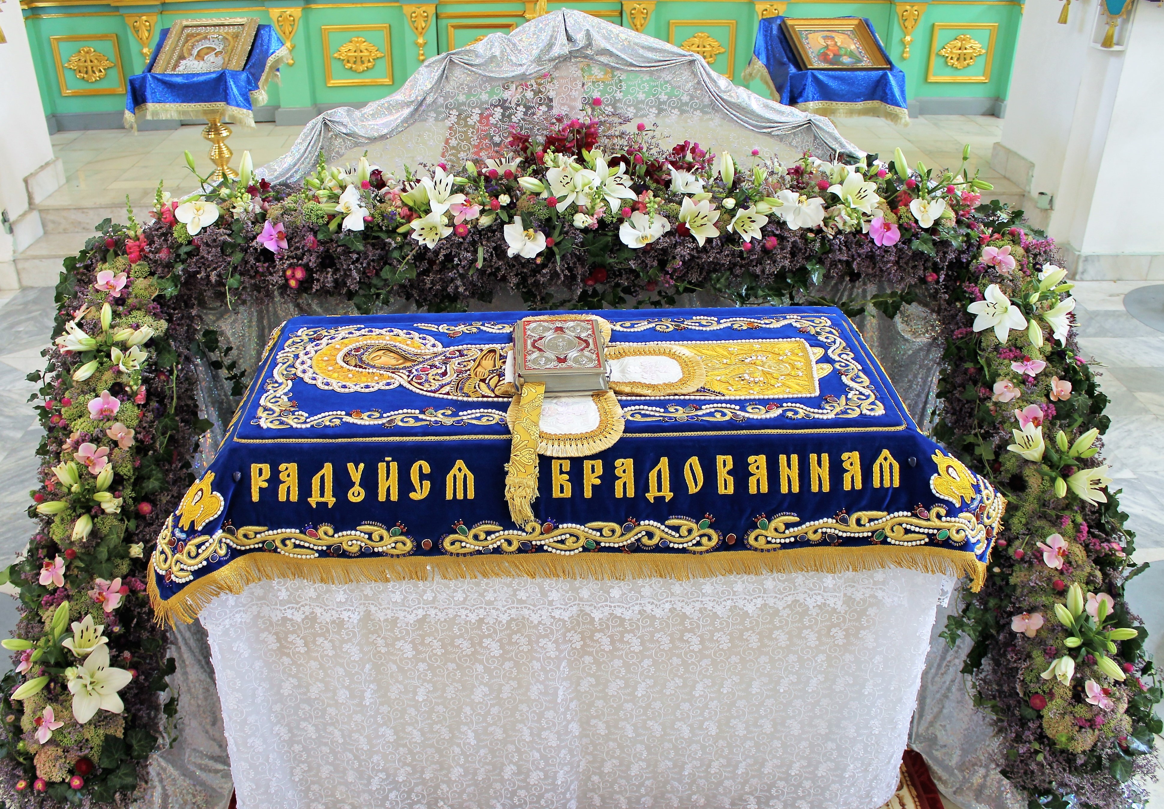 плащаница на пасху в храме